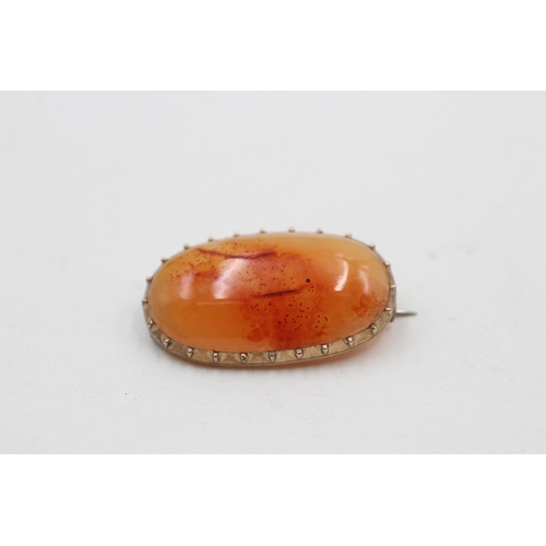 49 - 9ct gold carnelian brooch (5.2g)