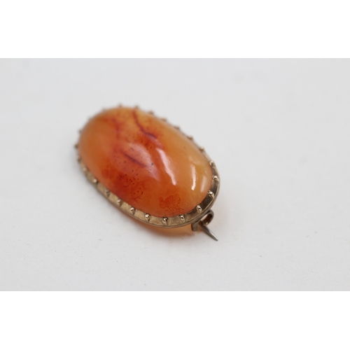 49 - 9ct gold carnelian brooch (5.2g)