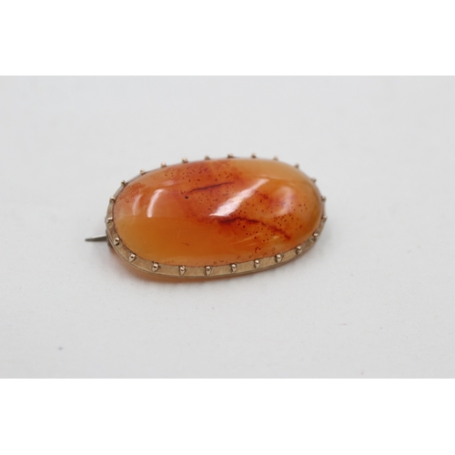 49 - 9ct gold carnelian brooch (5.2g)