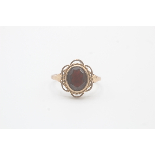 53 - 9ct gold garnet single stone ring (3.1g) Size Q