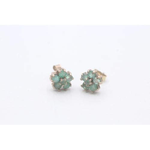 54 - 9ct gold emerald floral cluster stud earrings (0.9g)