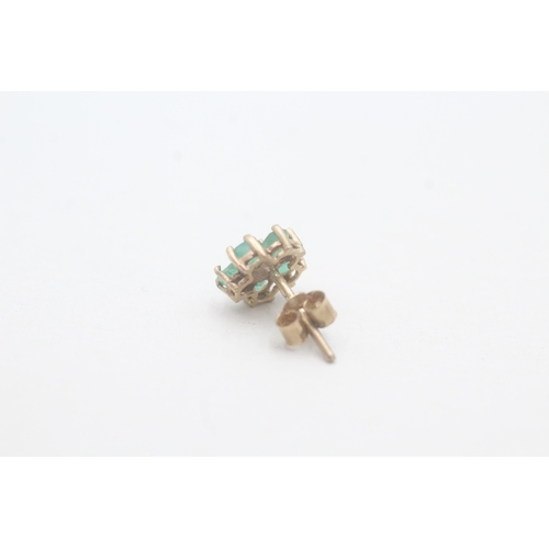 54 - 9ct gold emerald floral cluster stud earrings (0.9g)