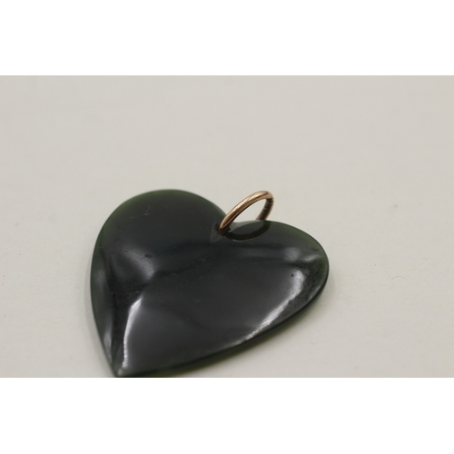 65 - 9ct gold nephrite heart pendant (12.1g)