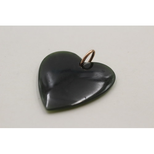 65 - 9ct gold nephrite heart pendant (12.1g)