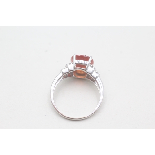 7 - 18ct white gold orange sapphire single stone ring with white sapphire set shoulders (4.7g) Size N