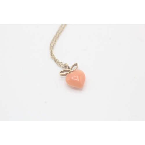 70 - 9ct gold coral heart pendant necklace (1g)