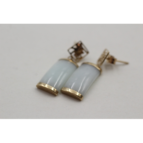 84 - 9ct gold jade drop earring (3.5g)