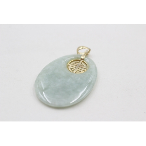 92 - 14ct gold jade open carved pendant (6.3g)