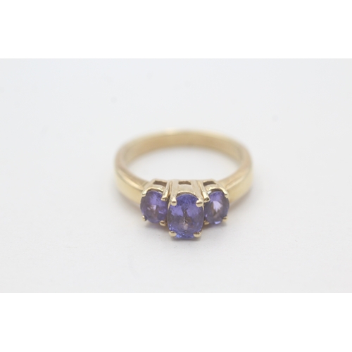 99 - 14ct gold tanzanite three stone ring (5g) Size O 1/2