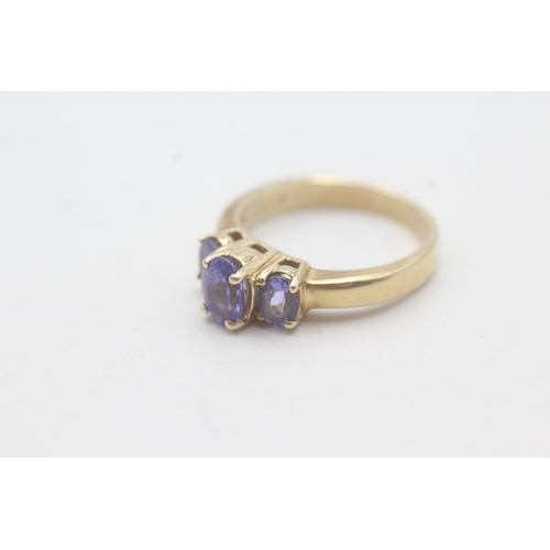 99 - 14ct gold tanzanite three stone ring (5g) Size O 1/2