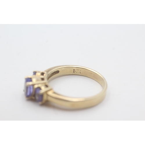 99 - 14ct gold tanzanite three stone ring (5g) Size O 1/2