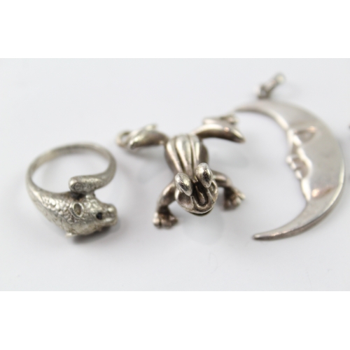 306 - Collection of Sterling Silver Novelty Jewellery inc. Moon, Cat, Frog x 5 32g