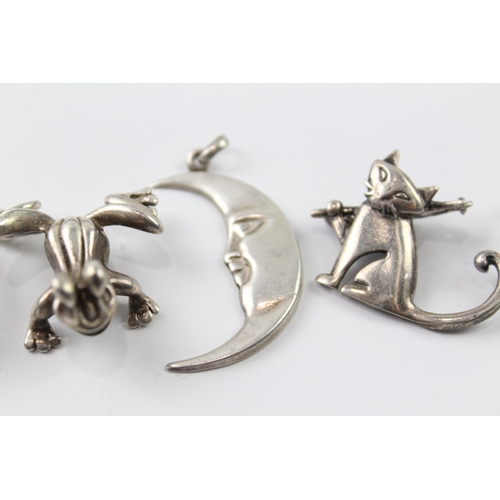 306 - Collection of Sterling Silver Novelty Jewellery inc. Moon, Cat, Frog x 5 32g