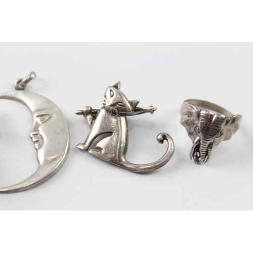 306 - Collection of Sterling Silver Novelty Jewellery inc. Moon, Cat, Frog x 5 32g