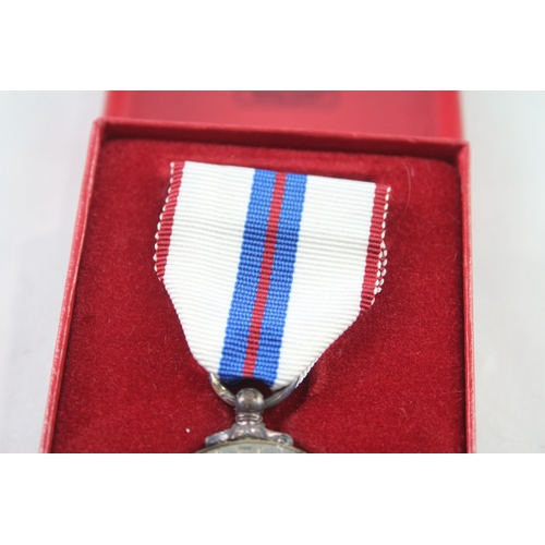 366 - Boxed ERII Queens Silver Jubilee Medal