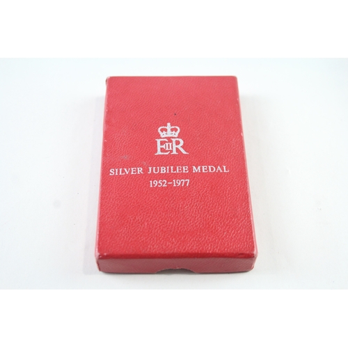 366 - Boxed ERII Queens Silver Jubilee Medal