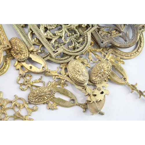 389 - Vintage Brass Door Brackets & Ornaments Job Lot 2365g