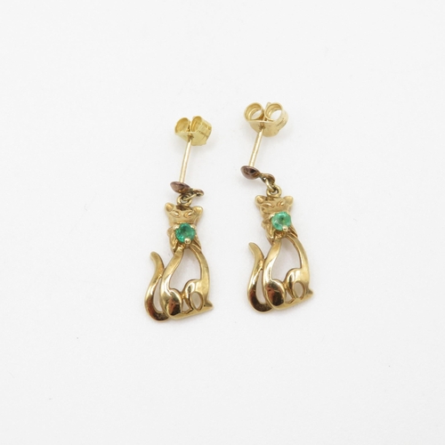 121 - 9ct gold and emerald cat drop stud earrings (1.8g)