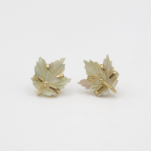 190 - 14ct gold mother of pearl leaf stud earrings (1.1g)