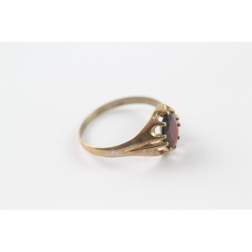 10 - 9ct gold garnet single stone ring (2.1g) Size U