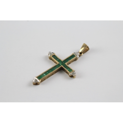 106 - 9ct gold emerald and diamond cross pendant (1.8g)