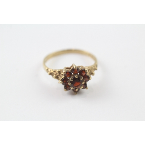 12 - 9ct gold garnet flower cluster ring (2.2g) Size N