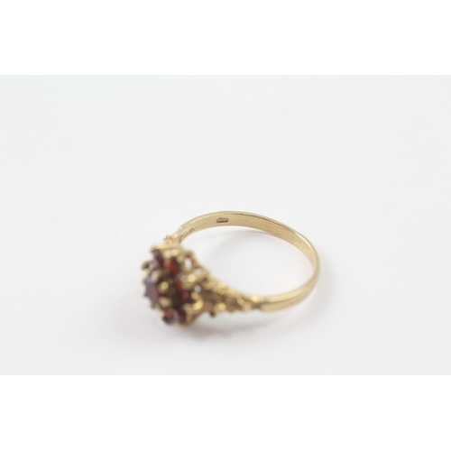 12 - 9ct gold garnet flower cluster ring (2.2g) Size N