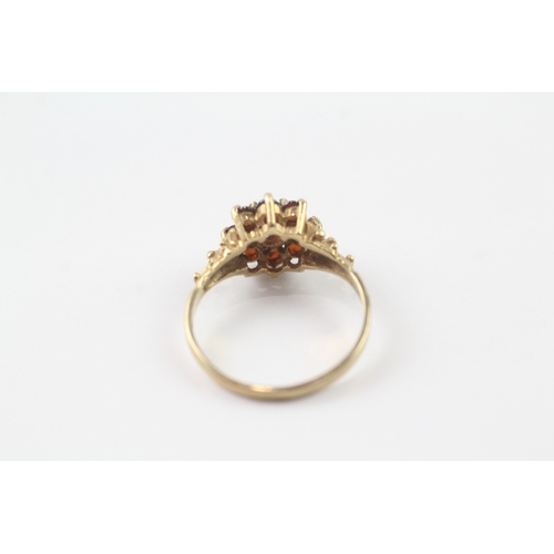 12 - 9ct gold garnet flower cluster ring (2.2g) Size N