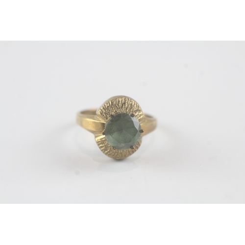 120 - 9ct gold green gemstone single stone ring (3.2g) Size O 1/2