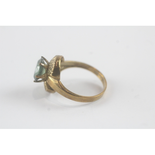 120 - 9ct gold green gemstone single stone ring (3.2g) Size O 1/2