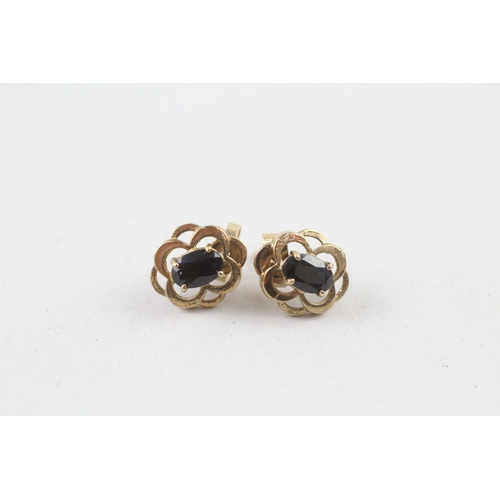 122 - 9ct gold sapphire stud earrings (1.4g)