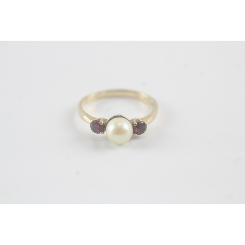 124 - 9ct gold cultured pearl and ruby trilogy ring (1.8g) Size L