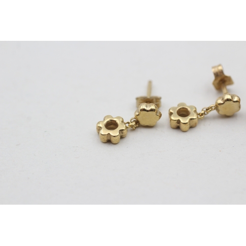 127 - 2 x 9ct gold flower and heart design stud earrings (2g)