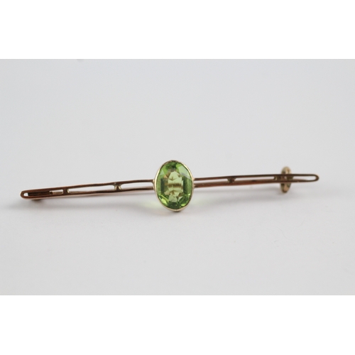 13 - 9ct gold paste single stone bar brooch (1.8g)