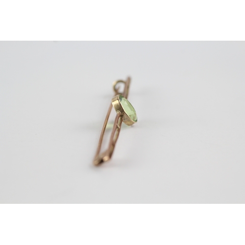 13 - 9ct gold paste single stone bar brooch (1.8g)