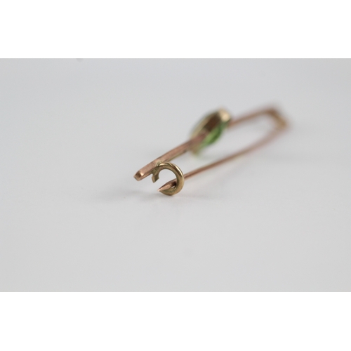 13 - 9ct gold paste single stone bar brooch (1.8g)