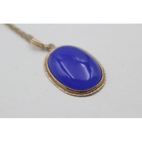 131 - 9ct gold mounted blue chalcedony pendant and chain (7g)