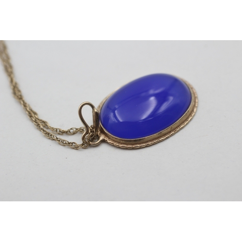 131 - 9ct gold mounted blue chalcedony pendant and chain (7g)