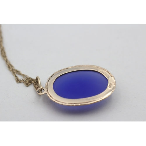 131 - 9ct gold mounted blue chalcedony pendant and chain (7g)