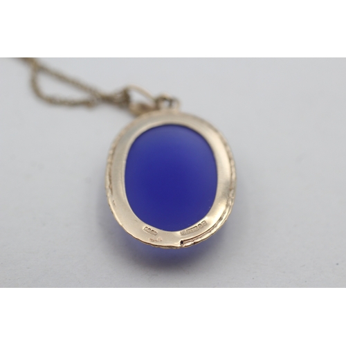 131 - 9ct gold mounted blue chalcedony pendant and chain (7g)