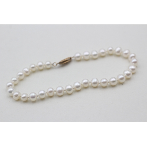 132 - 9ct gold clasped cultured pearl bracelet (8.6g)