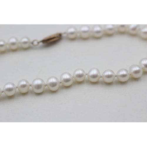 132 - 9ct gold clasped cultured pearl bracelet (8.6g)