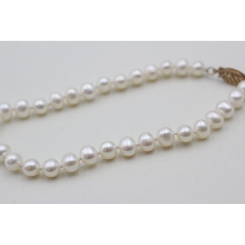 132 - 9ct gold clasped cultured pearl bracelet (8.6g)