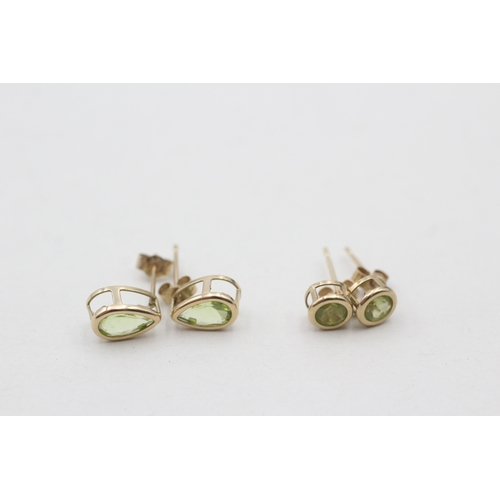 133 - 2 x 9ct gold peridot set stud earrings (1.8g)