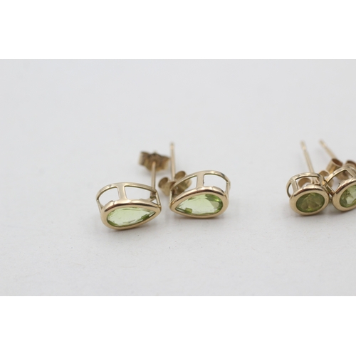 133 - 2 x 9ct gold peridot set stud earrings (1.8g)