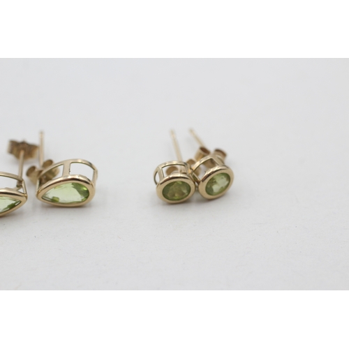 133 - 2 x 9ct gold peridot set stud earrings (1.8g)