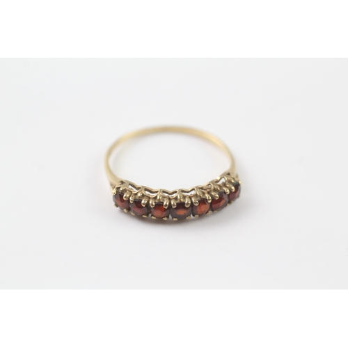 153 - 9ct gold garnet row set ring (1.6g) Size T