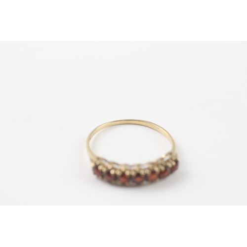 153 - 9ct gold garnet row set ring (1.6g) Size T