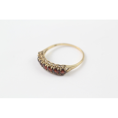 153 - 9ct gold garnet row set ring (1.6g) Size T