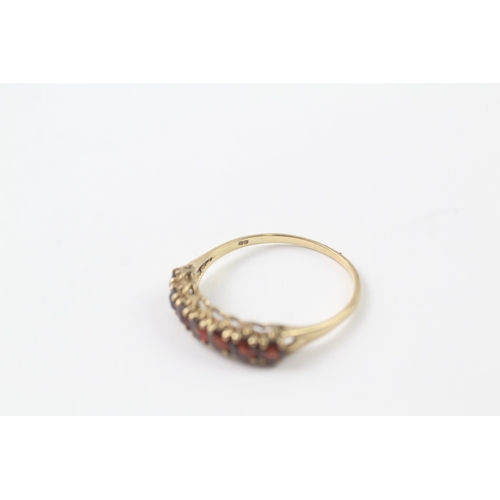 153 - 9ct gold garnet row set ring (1.6g) Size T